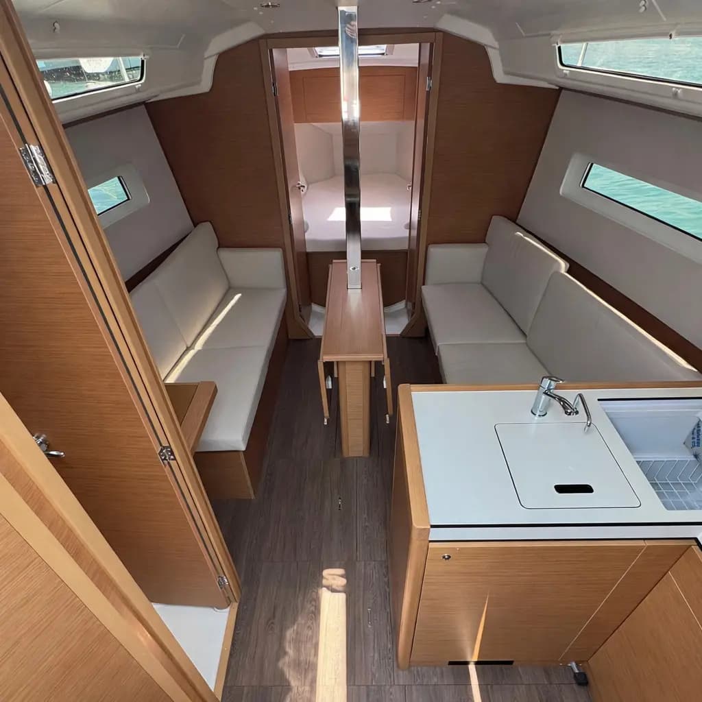 Sun Odyssey 380 in Rome / Marina di Nettuno - Photo 3