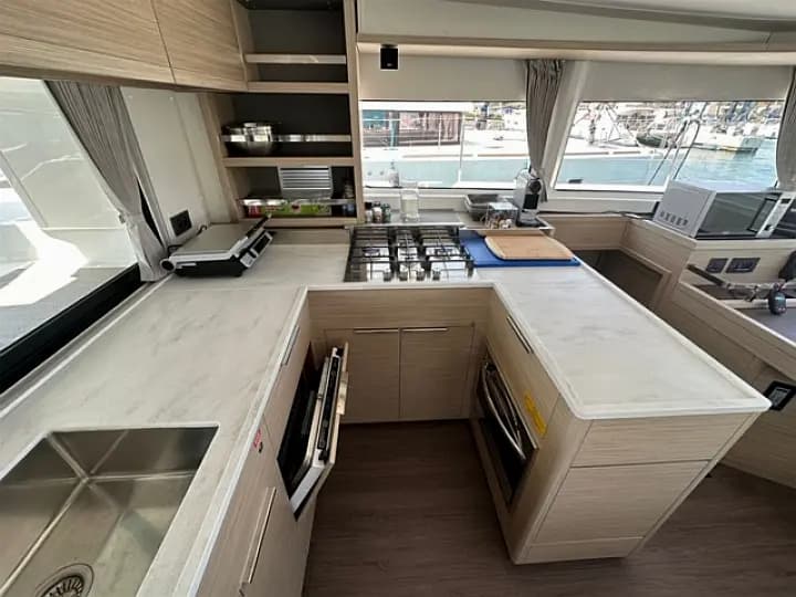 Lagoon 46 in Sukošan / D-Marin Dalmacija Marina - Photo 4