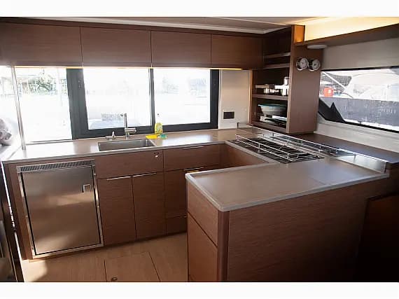 Lagoon 46 in Paros port - Photo 3