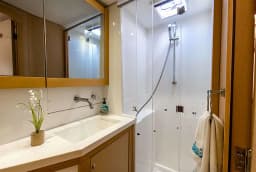 Lagoon 450 in Sicily / Capo d'Orlando Marina thumbnail 4