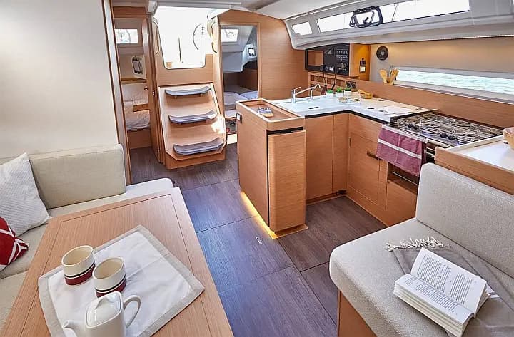 Sun Odyssey 410 in Marina Agana - Photo 4