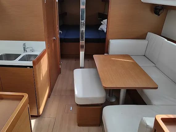 Sun Odyssey 440 in Mallorca / Palma de Mallorca / La Lonja Marina Charter - Photo 3