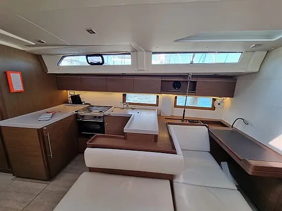 Oceanis 51.1 in Lavrion / Olympic Marina - Photo 3