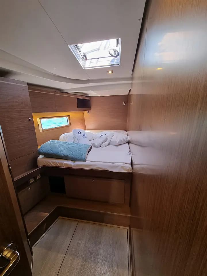 Oceanis 51.1 in Lavrion / Olympic Marina - Photo 4