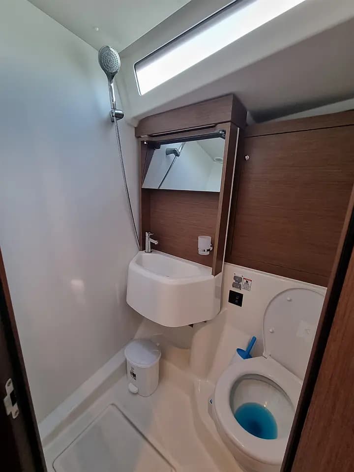 Oceanis 51.1 in Lavrion / Olympic Marina - Photo 5