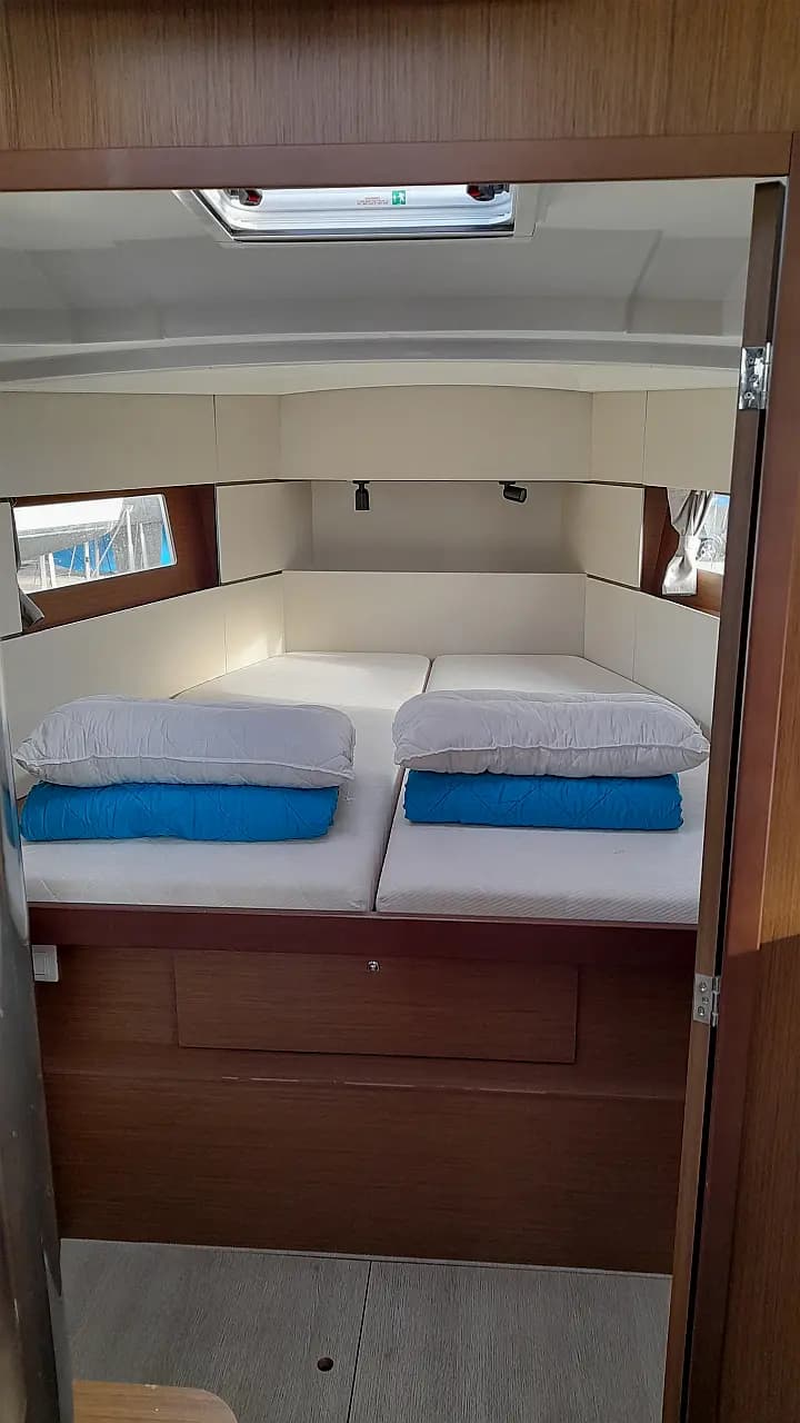Oceanis 38.1 in Palairos / Marina Paleros - Photo 5