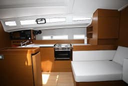 Sun Odyssey 410 in Pula / ACI Marina Pula thumbnail 6