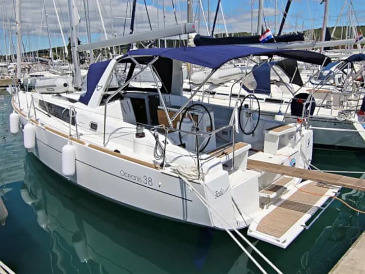 Oceanis 38 in Sukošan / D-Marin Dalmacija Marina - Photo 4