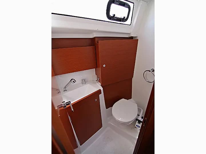 Oceanis 38 in Sukošan / D-Marin Dalmacija Marina - Photo 5