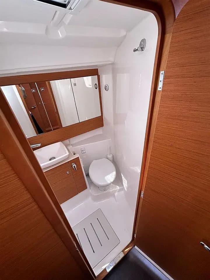 Dufour 430 in Sardinia / Cagliari / Marina di Cagliari - Photo 4