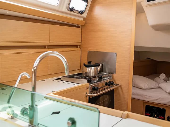 Sun Odyssey 449 in Athens / Alimos Marina - Photo 4