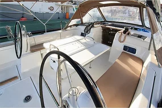Sun Odyssey 519 in Mallorca / Palma de Mallorca / La Lonja Marina Charter - image 1