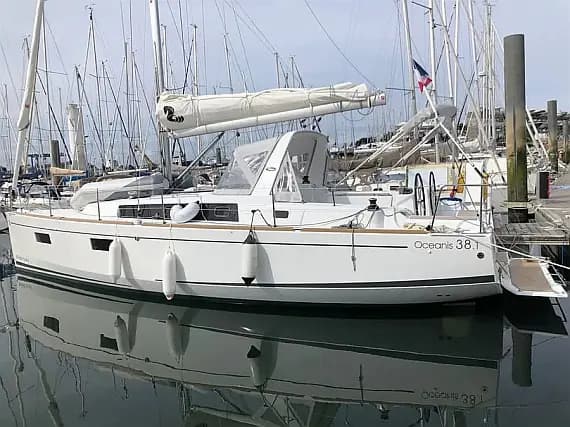 Oceanis 38.1 in Arzon / Port du Crouesty - Photo 1