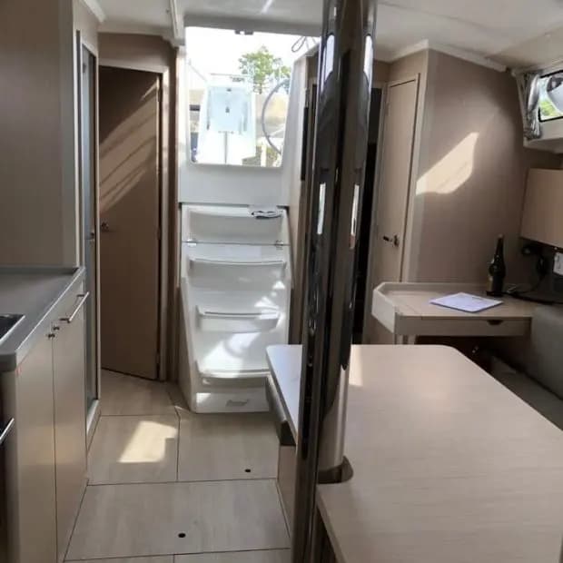 Oceanis 38.1 in Arzon / Port du Crouesty - Photo 5