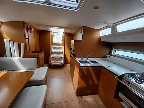 Sun Odyssey 490 in Sardinia / Portisco / Marina di Portisco - Photo 3