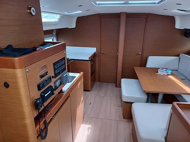 Sun Odyssey 490 in Sardinia / Portisco / Marina di Portisco - Photo 4