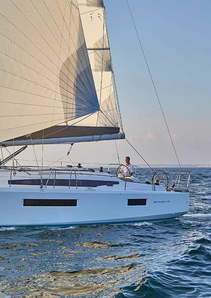 Sun Odyssey 440 in Sicily / Capo d'Orlando Marina - Photo 4