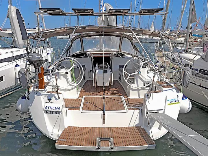 Sun Odyssey 479 in Lavrion Main Port - Photo 4