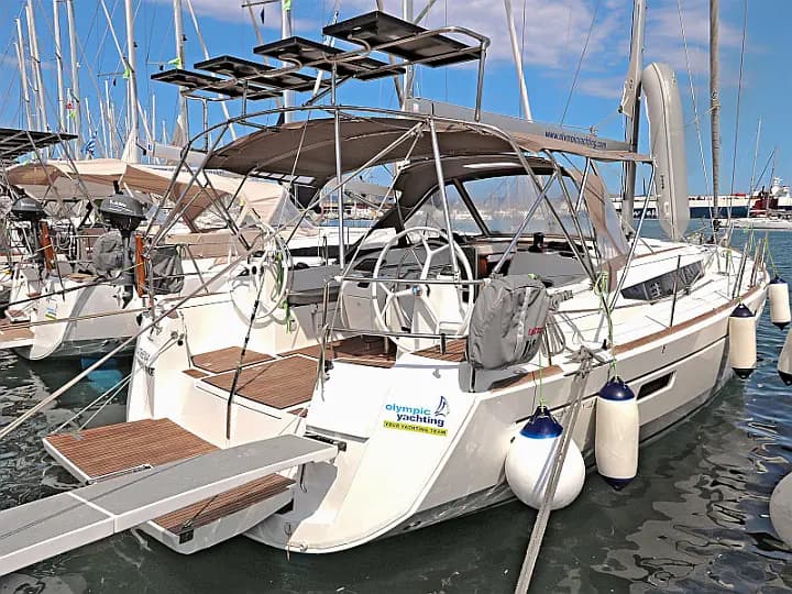 Sun Odyssey 479 in Lavrion Main Port - Photo 5