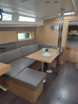 Oceanis 38 in Lefkada / D-Marin Marina Lefkas thumbnail 10