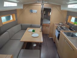 Oceanis 38 in Lefkada / D-Marin Marina Lefkas thumbnail 8