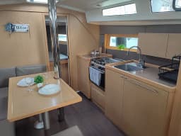 Oceanis 38 in Lefkada / D-Marin Marina Lefkas thumbnail 9