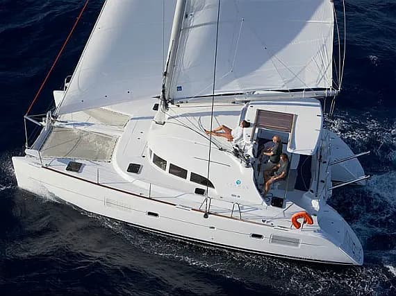 Lagoon 380 in Paros port - Photo 1
