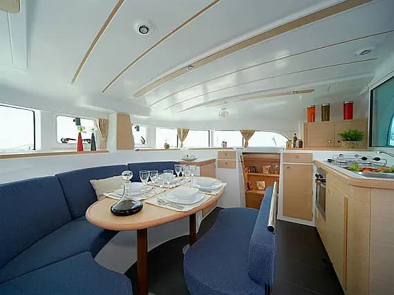 Lagoon 380 in Paros port - Photo 3