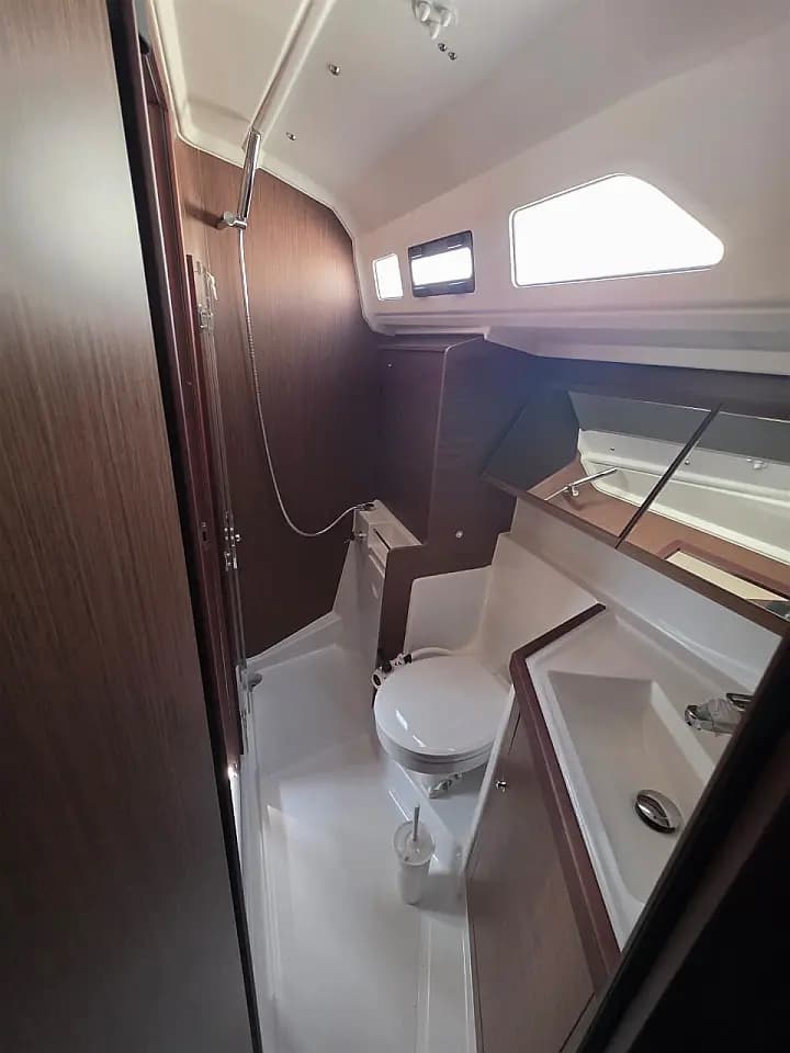 Oceanis 40.1 in Paros port - Photo 5