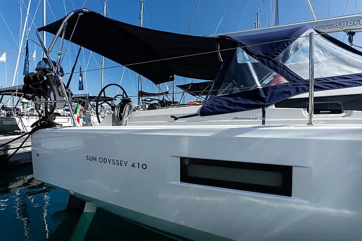 Sun Odyssey 410 in Sardinia / Olbia / Marina di Olbia - Photo 4