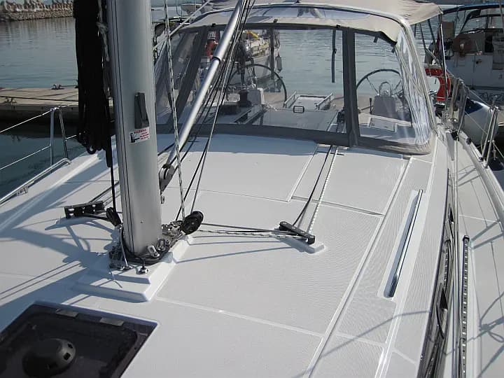 Oceanis 41.1 in Sicily / Capo d'Orlando Marina - Photo 3