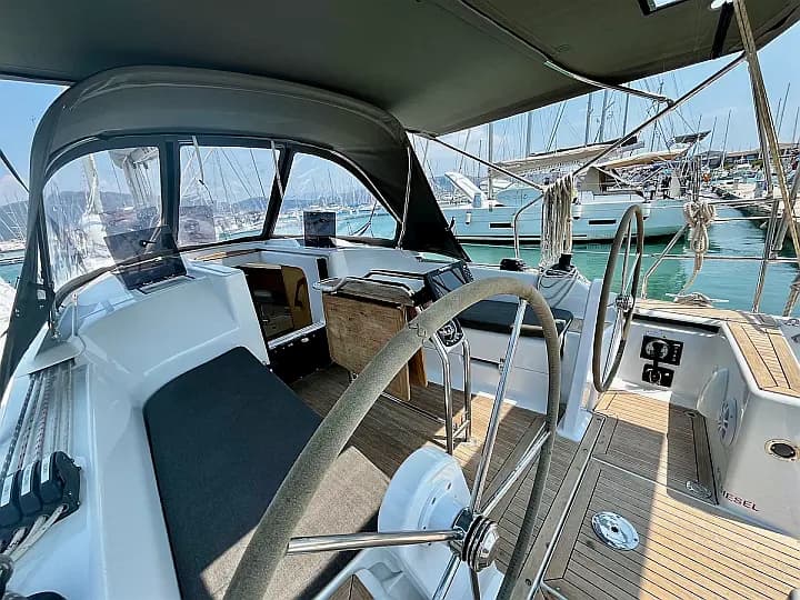 Hanse 348 in Lefkada / Port of Lefkas - Photo 5