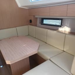 Bavaria C42 in Vibo Marina thumbnail 11