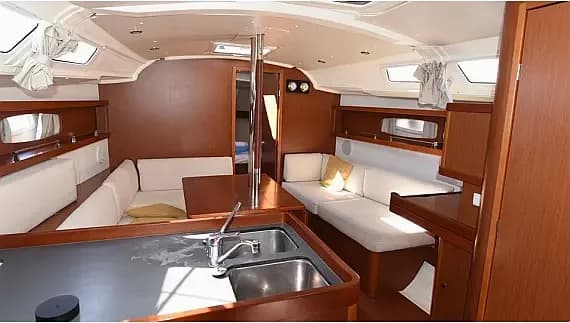 Oceanis 37 in Skopelos / Loutraki Harbour - Photo 3