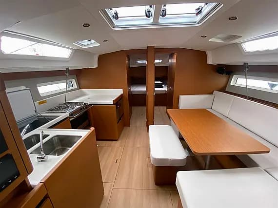 Sun Odyssey 490 in Rome / Marina di Nettuno - Photo 3