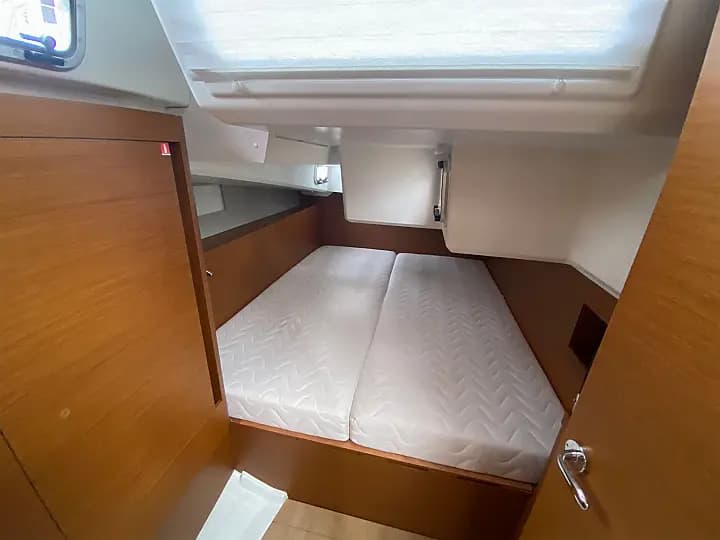Sun Odyssey 490 in Rome / Marina di Nettuno - Photo 4