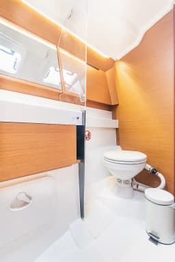 Sun Odyssey 410 in Lavrion Main Port thumbnail 25