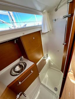 Sun Odyssey 419 in Sukošan / D-Marin Dalmacija Marina thumbnail 10