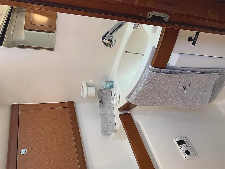 Oceanis 43 in Lefkada / Nikiana Marina - Photo 5
