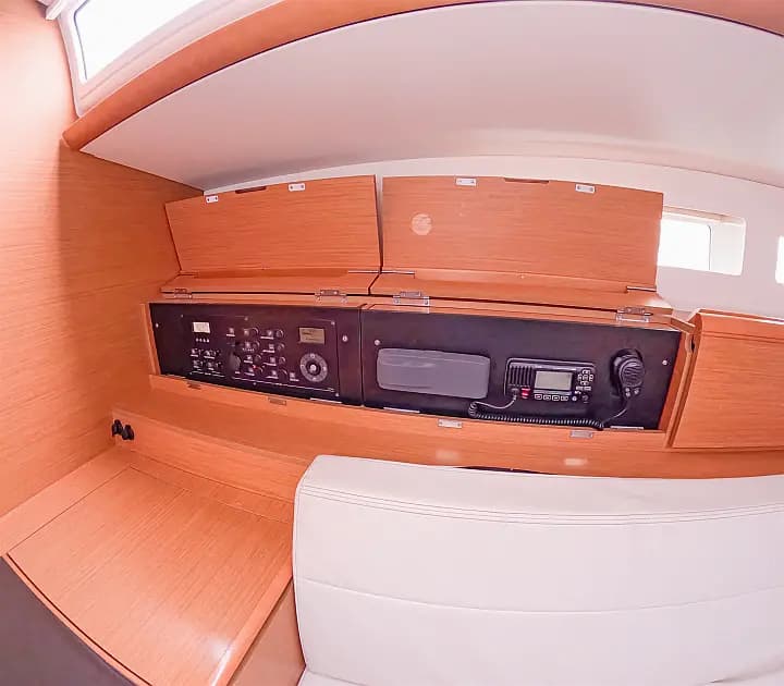 Sun Odyssey 519 in Ibiza / Marina Port Ibiza - Photo 4