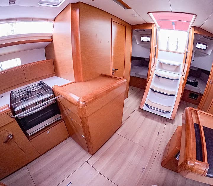 Sun Odyssey 519 in Ibiza / Marina Port Ibiza - Photo 5