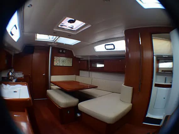 Oceanis 40 in Volos / Port of Volos - Photo 3