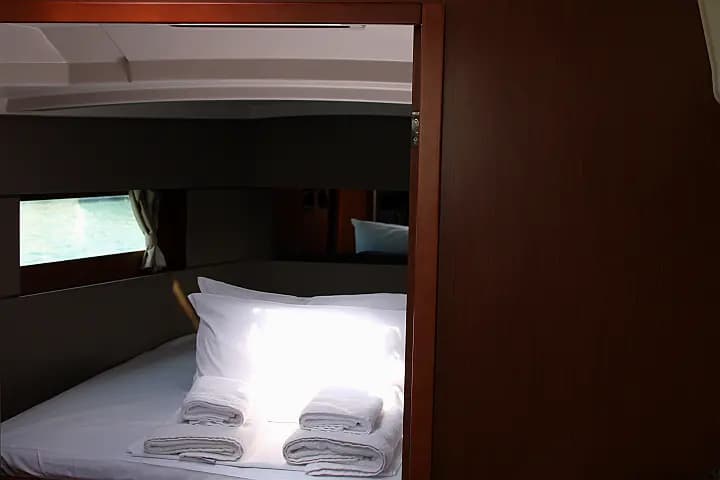 Oceanis 38.1 in Lavrion / Olympic Marina - Photo 4