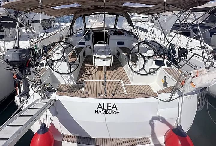 Sun Odyssey 519 in Talamone Port - Photo 4