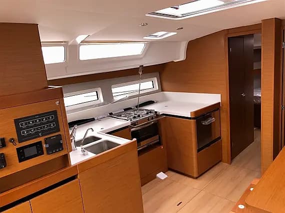 Sun Odyssey 490 in Lavrion / Olympic Marina - Photo 2