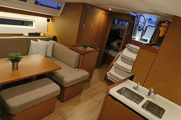 Sun Odyssey 490 in Lavrion / Olympic Marina - Photo 3