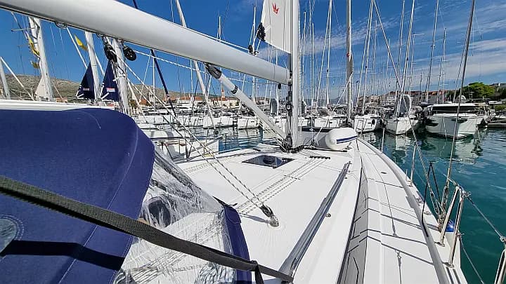 Bavaria C42 in Trogir / ACI Marina Trogir - Photo 4