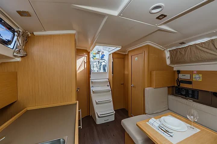 Oceanis 38.1 in Dubrovnik / ACI Marina Dubrovnik - Photo 4