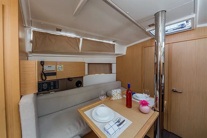 Oceanis 38.1 in Dubrovnik / ACI Marina Dubrovnik - Photo 5