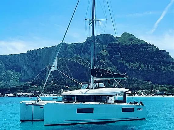 Lagoon 40 in Sicily / Palermo / La Cala (Porto Palermo) - Photo 1